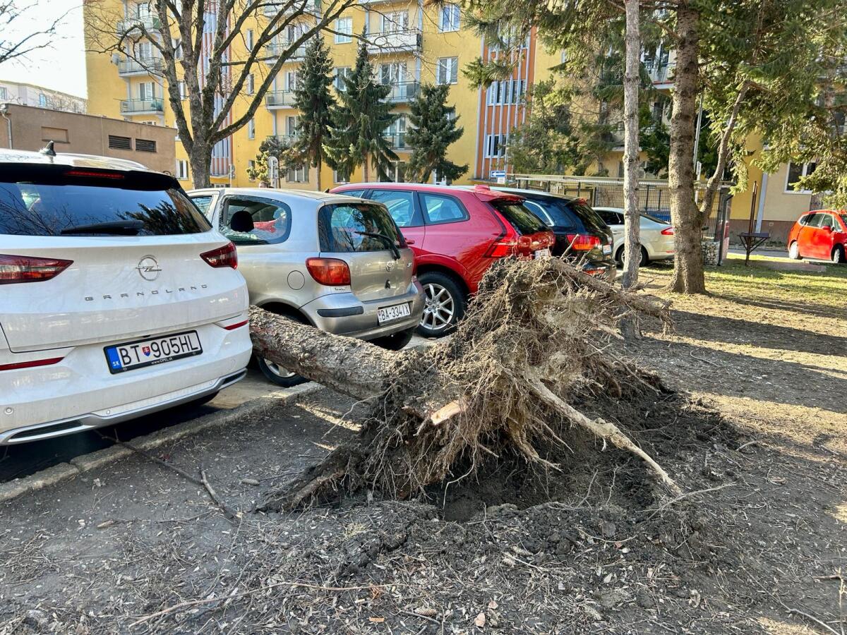 Vyčíňanie vetra na Haburskej ulici v Bratislave