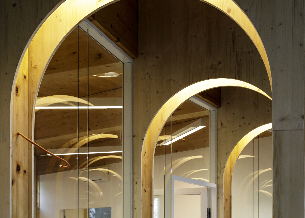 Škôlka bola financovaná z eurofondov, okrem skla je v interiéri využívané aj drevo.