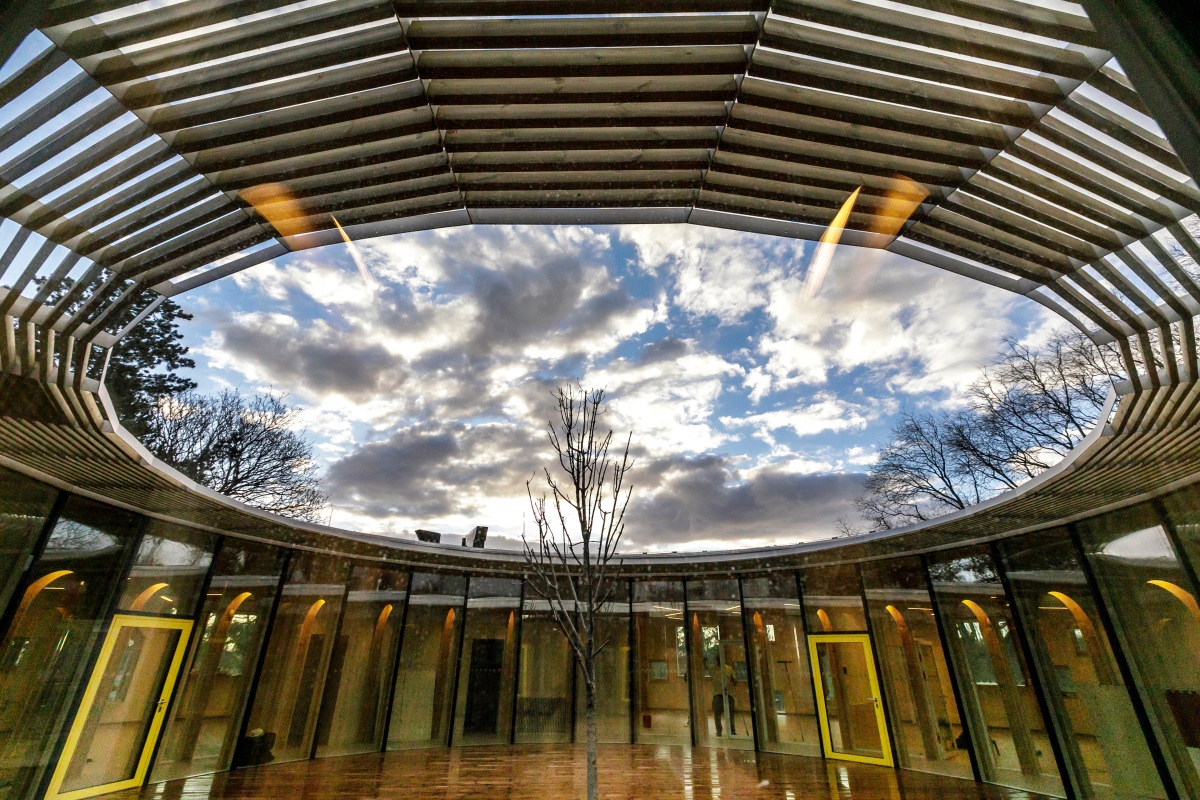 Na Kadnárovej ulici v priestore po bývalej vinárni Tramín mestská časť Rača vybudovala novú materskú školu, ktorá je tesne pred kolaudáciou. Exteriér prvej novostavby škôlky v Krasňanoch