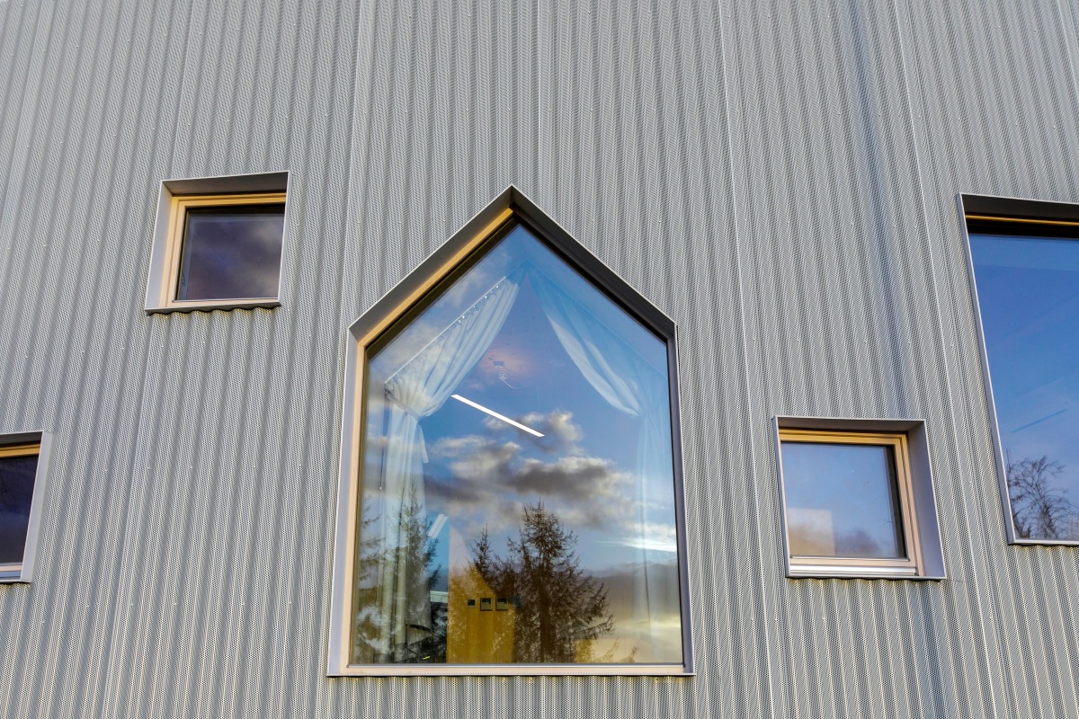 Na Kadnárovej ulici v priestore po bývalej vinárni Tramín mestská časť Rača vybudovala novú materskú školu, ktorá je tesne pred kolaudáciou. Okná majú originálny dizajn.