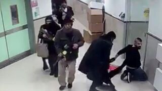 Útok v lekárskych pláštoch. Izraelské sily zasiahli proti členom Hamasu v palestínskej nemocnici