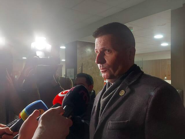 FOTO: Róbert Švec odovzdal potrebné podpisy. Stal sa ďalším kandidátom na prezidenta