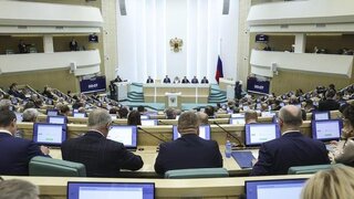 Za šírenie hoaxov o armáde vám zhabú majetok. Ruská duma schválila nový zákon 