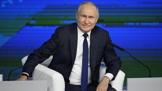 V Moskve sa nachádza kontroverzný americký novinár. Bude robiť rozhovor s Putinom? 
