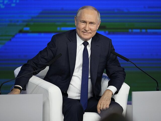 V Moskve sa nachádza kontroverzný americký novinár. Bude robiť rozhovor s Putinom? 