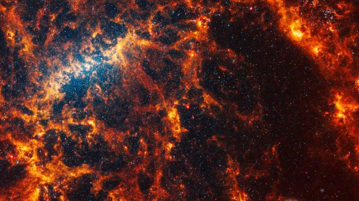 Staršie modré hviezdy prerážajú oranžový plyn NGC 7496