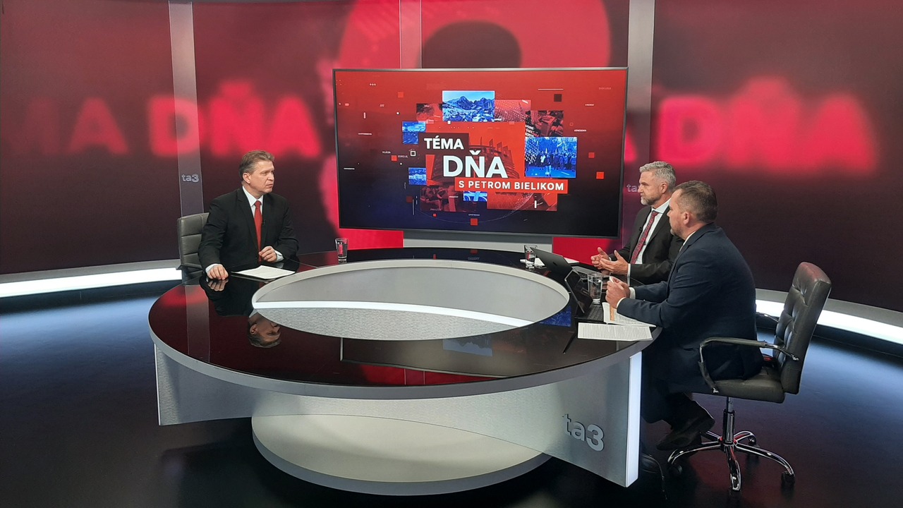Moderátor Peter Bielik a hostia Tibor Gašpar a Viliam Karas v štúdiu ta3