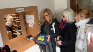 Darček pre Fica. Členovia iniciatívy Mier Ukrajine mu priniesli dôkazy, že v Kyjeve sa bojuje