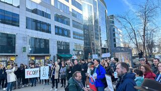 Slováci v Bruseli podporili protivládne protesty na Slovensku. Nesúhlasia s Ficovou vládou 