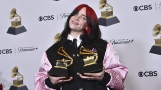 Poznáme víťazov Grammy. Galavečer sa neobišiel bez drámy, držiteľa troch ocenení odvliekla polícia