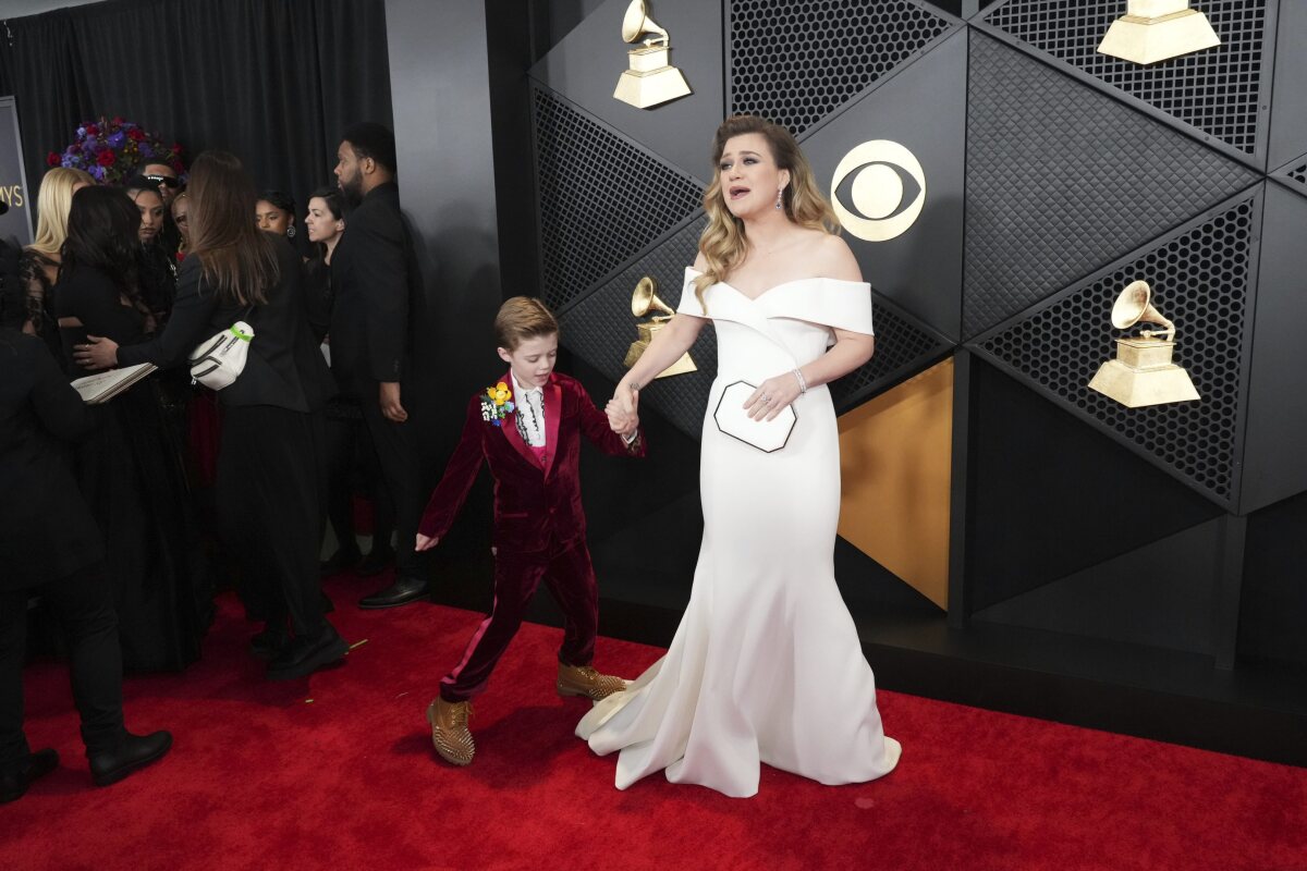 66th_Annual_Grammy_Awards___Arrivals048360.jpg
