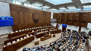 Poslanci ukončili diskusiu. Hlasovať o návrhu na odvolanie ministeriek Šimkovičovej a Dolinkovej budú v utorok 
