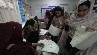 Pakistan si zvolil nové vedenie krajiny. Pre hrozbu útokov vláda pozastavila fungovanie mobilných sietí