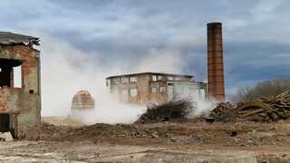 VIDEO: Pozrite si koniec slávnej éry. Odstrel komínov dal symbolickú bodku za cukrovarom v Pohronskom Ruskove