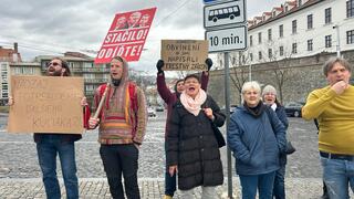 V parlamente hlasovali, pred ním sa protestovalo. Časť Slovákov je nespokojná
