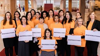 Nepremlčíte nás, odkazujú poslankyne z opozície. Koalícia podľa nich obetovala práva žien pre vlastnú beztrestnosť