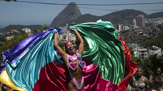 V Rio de Janeiro sa začal slávny karneval. Láka turistov z celého sveta