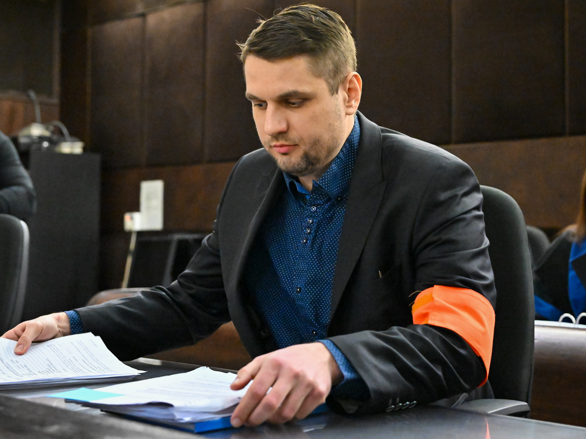 Na snímke obžalovaný Adam P. v sprievode príslušníkov Zboru väzenskej a justičnej stráže (ZVJS) počas hlavného pojednávania v kauze vraždy Daniela Tupého na Mestskom súde Bratislava I