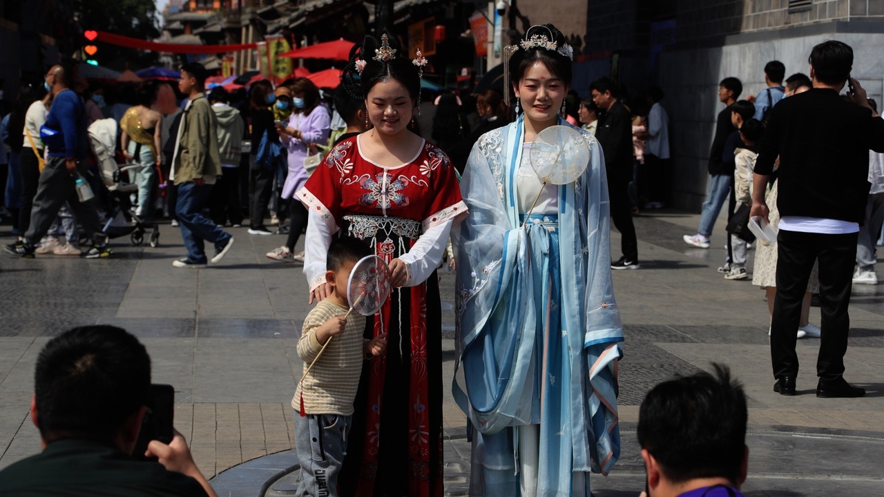Turisti oblečený v tradičnom odeve Hanfu.jpg