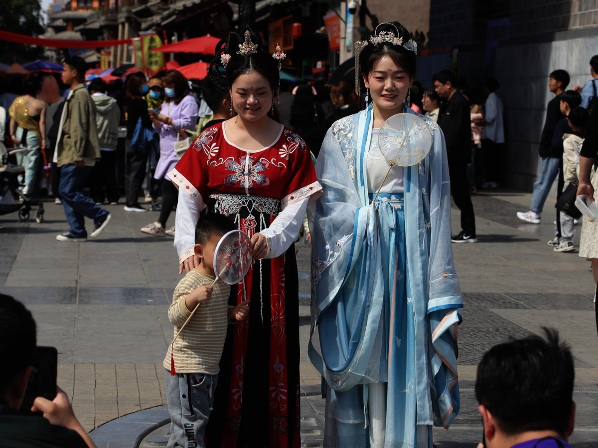 Turisti oblečený v tradičnom odeve Hanfu.jpg