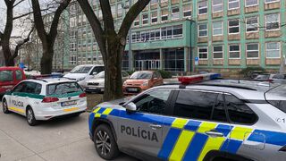 Chaos v budove Univerzity Komenského v Bratislave: Osoba sa vyhrážala, že má bombu a že sa odpáli