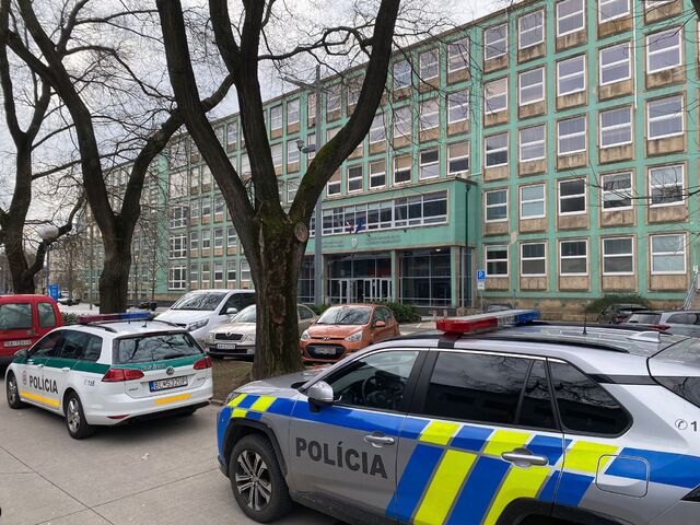 Chaos v budove Univerzity Komenského v Bratislave: Osoba sa vyhrážala, že má bombu a že sa odpáli
