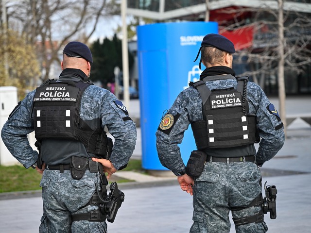 Policajti upozorňujú na zlé podmienky a nízke platy. K tichému protestu sa pripojili aj ďalší 