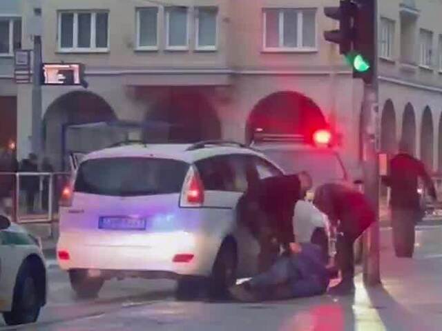 V putách skončil pre škrabanec. Na agresívnu scénu sa prizerala jeho trojročná dcéra