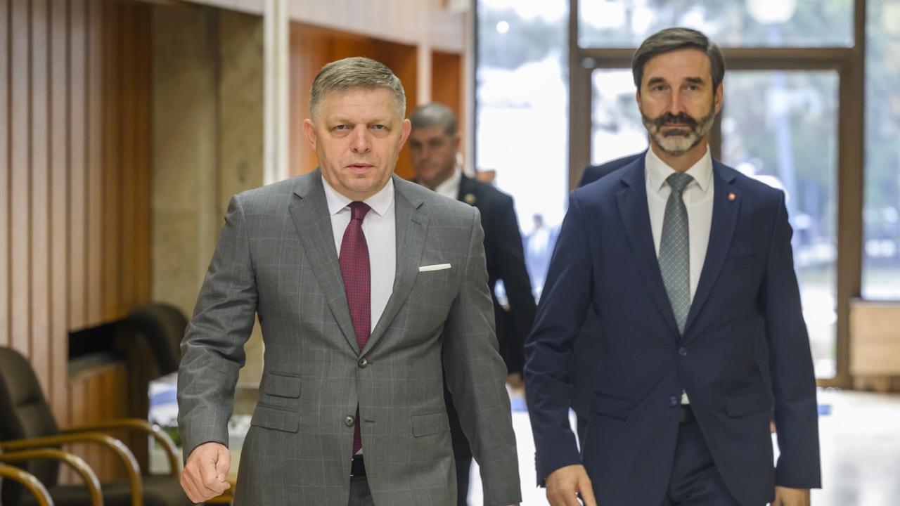 Premiér Robert Fico a minister zahraničných vecí Juraj Blanár prichádzajú na rokovanie vlády 14. 2. 2024.