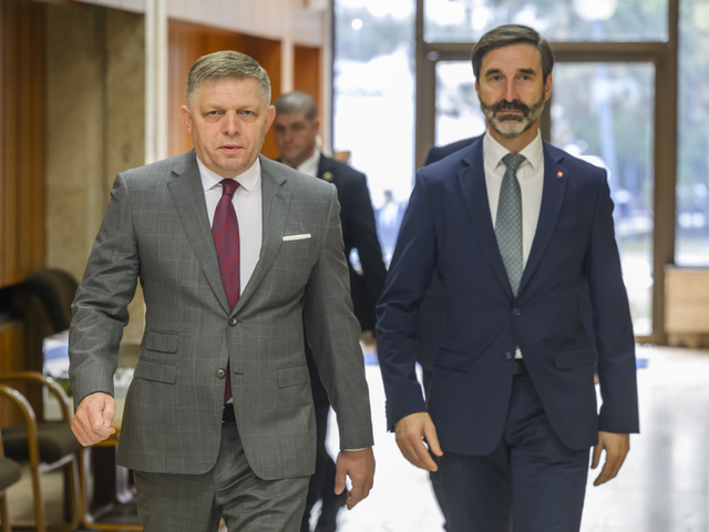 Blanár považuje odloženie konzultácií s českou vládou za vstup do kampane. Dubéci hovorí, že Slovensko mieri do izolácie