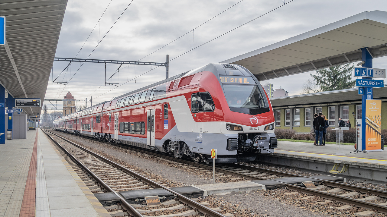 Príchod jednotiek KISS na trate západného Slovenska, ZSSK modernizuje svoj vozidlový park.jpg