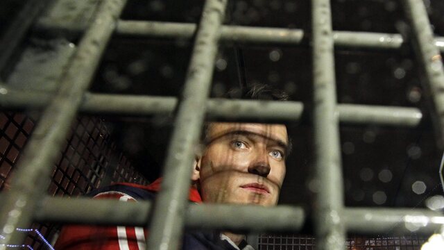 Alexej Navaľnyj za mrežami v policajnej dodávke po tom, ako ho zadržali počas protestov v Moskve 8. mája 2012, deň po Putinovej inaugurácii. Ruská väzenská agentúra oznámila, že väznený opozičný líder Alexej Navaľnyj zomrel. Mal 47 rokov.