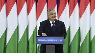 Orbán chce skrotiť vlny rozhorčenia. Parlament vyzval na urýchlenú voľbu nového prezidenta