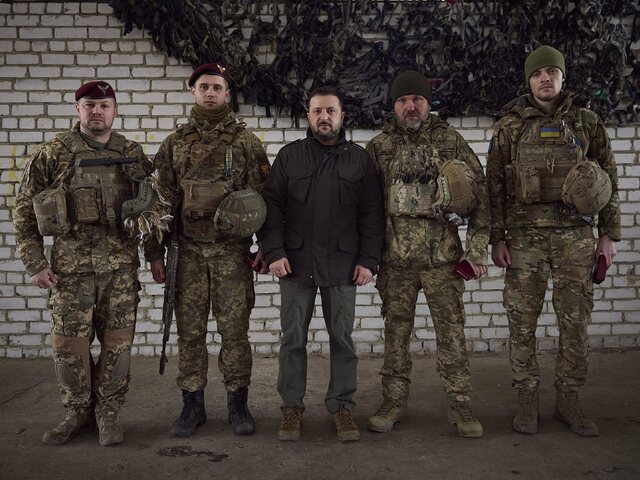 FOTO: Zelenskyj sa objavil na bojisku. Chcel vedieť, aká je situácia v okupovanom Kupjansku 