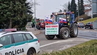 FOTO/VIDEO: Farmári avizovali najväčšie protesty na Slovensku. Pondelkové cesty boli plné traktorov spôsobili množstvo obmedzení