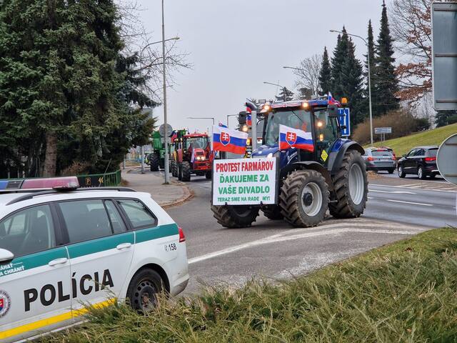 FOTO/VIDEO: Farmári avizovali najväčšie protesty na Slovensku. Pondelkové cesty boli plné traktorov spôsobili množstvo obmedzení