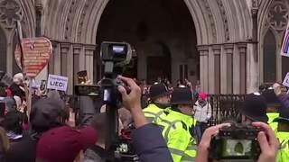 V Londýne sa konal súd s Assangom. Na pojednávaní chýbal kvôli zdravotným problémom