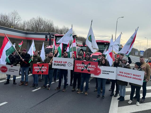 Protesty poľnohospodárov prebiehali aj na hraniciach. Stretli sa tam farmári zo všetkých krajín V4