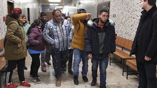 Mali ich ponižovať, nútiť vyzliecť sa a biť. Súd opäť oslobodil policajtov v kauze šikany rómskych chlapcov 