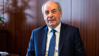 Vedie maďarský ústavný súd a môže sa stať prezidentom. Je jasnou voľbou pre Fidesz