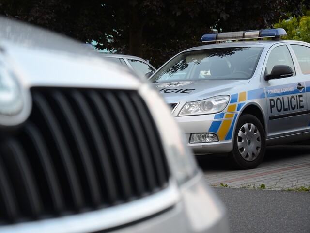 Po hádke vytiahol sekáčik a obušok. Česká polícia obvinila cudzinca, ktorý útočil v Hradci Králové