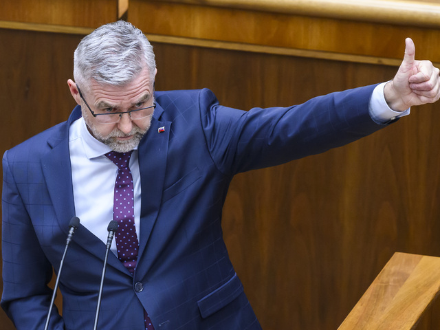 Otec ustúpi synovi. Gašpar povedal, čo chce vláda docieliť zmenou štatútu SIS 