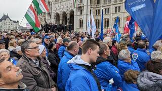 Protesty v Maďarsku v súvislosti so škandálom sexuálneho zneužívania detí neutíchajú. Ľudia žiadajú aj priamu voľbu prezidenta 