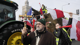 Protesty farmárov v Európe neutíchajú. V Poľsku demonštrujú proti lacnému dovozu komodít z Ukrajiny