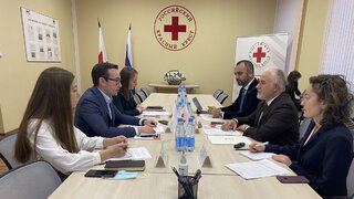 Ruský Červený kríž sa vraj využíva na propagandu. Nahradí medzinárodné pobočky na Ukrajine?