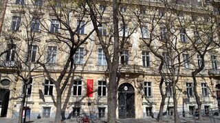 Študenti v strehu. Budovu Vysokej školy výtvarných umení stráži polícia 