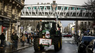 Farmári zablokovali dopravu okolo Víťazného oblúka v Paríži. Označili to ako výkrik na záchranu poľnohospodárstva