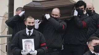 FOTO/VIDEO: Navaľného pochovali, manželka Julija a deti na pohrebe chýbali