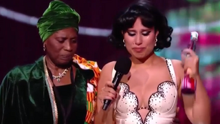 Udeľovanie cien Brit Awards ovládla speváčka Raye. Zvíťazila v šiestich kategóriách