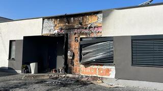 FOTO: Na Slovensku horel prvý elektromobil. V kontajneri s vodou je ponorený už niekoľko dní